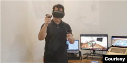 Dosen Universitas Florida, Markus Santoso, memeragakan cara penggunaan Oculus untuk program realitas maya simulasi implan gigi. (Courtesy: Markus Santoso)