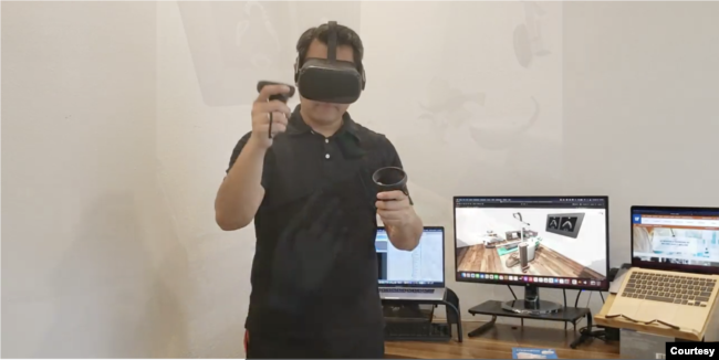 Dosen Universitas Florida, Markus Santoso, memeragakan cara penggunaan Oculus untuk program realitas maya simulasi implan gigi. (Courtesy: Markus Santoso)