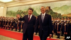 지난해 12월 중국 베이징을 방문한 바락 오바마 대통령(오른쪽)이 시진핑 중국 국가 주석의 환영을 받고 있다. (자료사진)