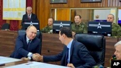 Le président russe Vladimir Poutine, à gauche, rencontre le président syrien Bashar Assad, au centre, à Damas, en Syrie, le mardi 7 janvier 2020. (Photo AP/ Présidence syrienne)