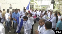 Médicos de la ciudad de León, en Nicaragua, protestan luego de ser despedidos por el Ministerio de Salud de Nicaragua.