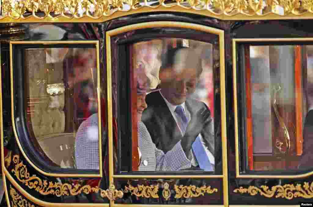 Queen Elizabeth and President&nbsp;Xi Jinping are driven by carriage along The Mall to Buckingham Palace in London, Oct. 20, 2015. The president and his wife, Peng Liyuan, will be guests of Queen Elizabeth during their state visit.