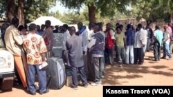 Des centaines de Maliens ont été rapatriés au Mali, le 13 décembre 2016. (VOA/Kassim Traoré)