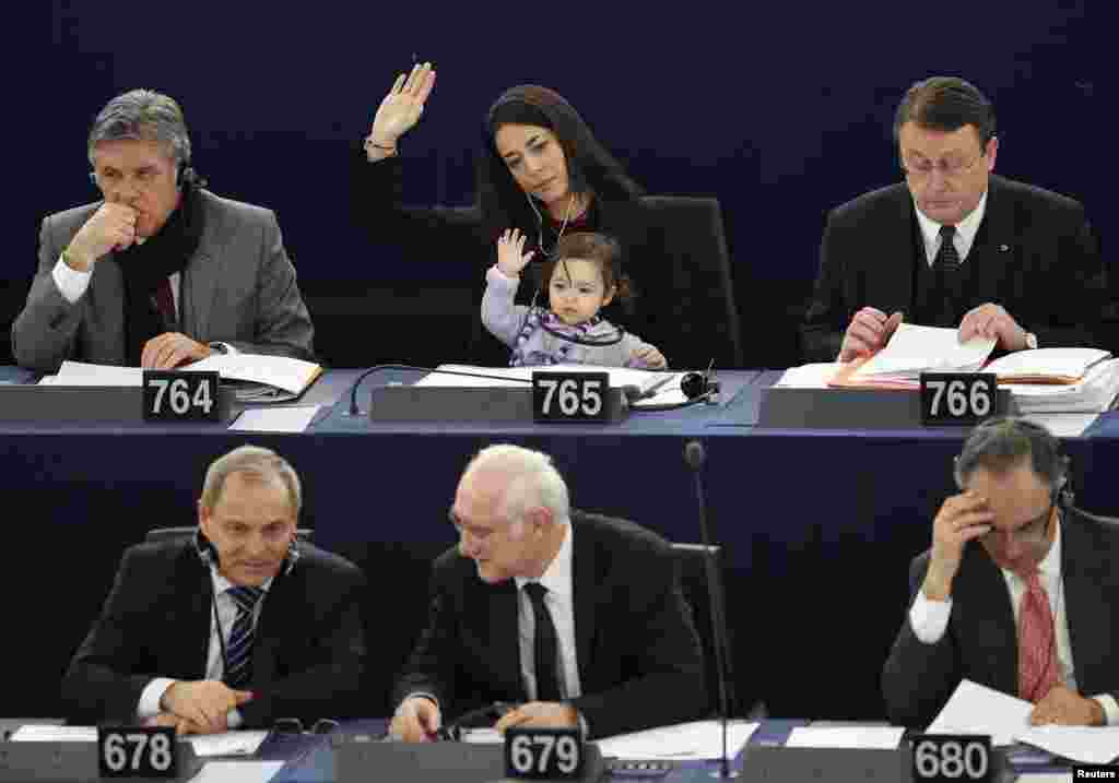 Yevropa parlamenti qonunchisi, Luchia Ronzulli qizi bilan