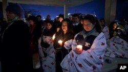 Vigilia dos residentes de Newtown no Connecticut em homenagem das vítimas do assassínio em massa da Sexta-feira 14 de Dezembro