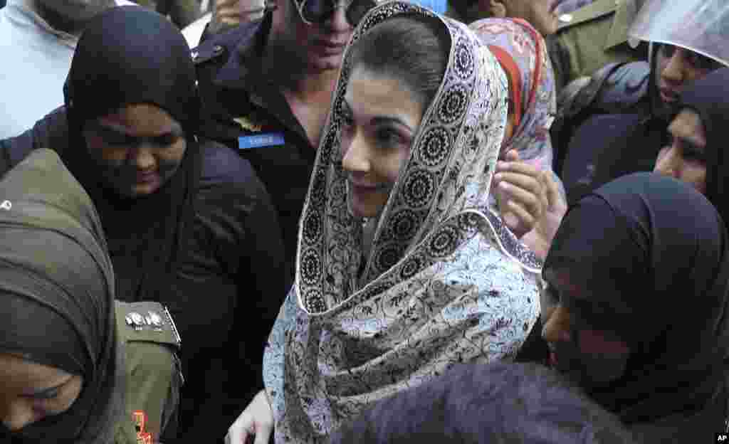 مریم نواز دختر نواز شریف، نخست وزیر پیشین پاکستان نیز به دادگاه احضار شد. پدر او به دلیل فساد مالی زندانی است. 
