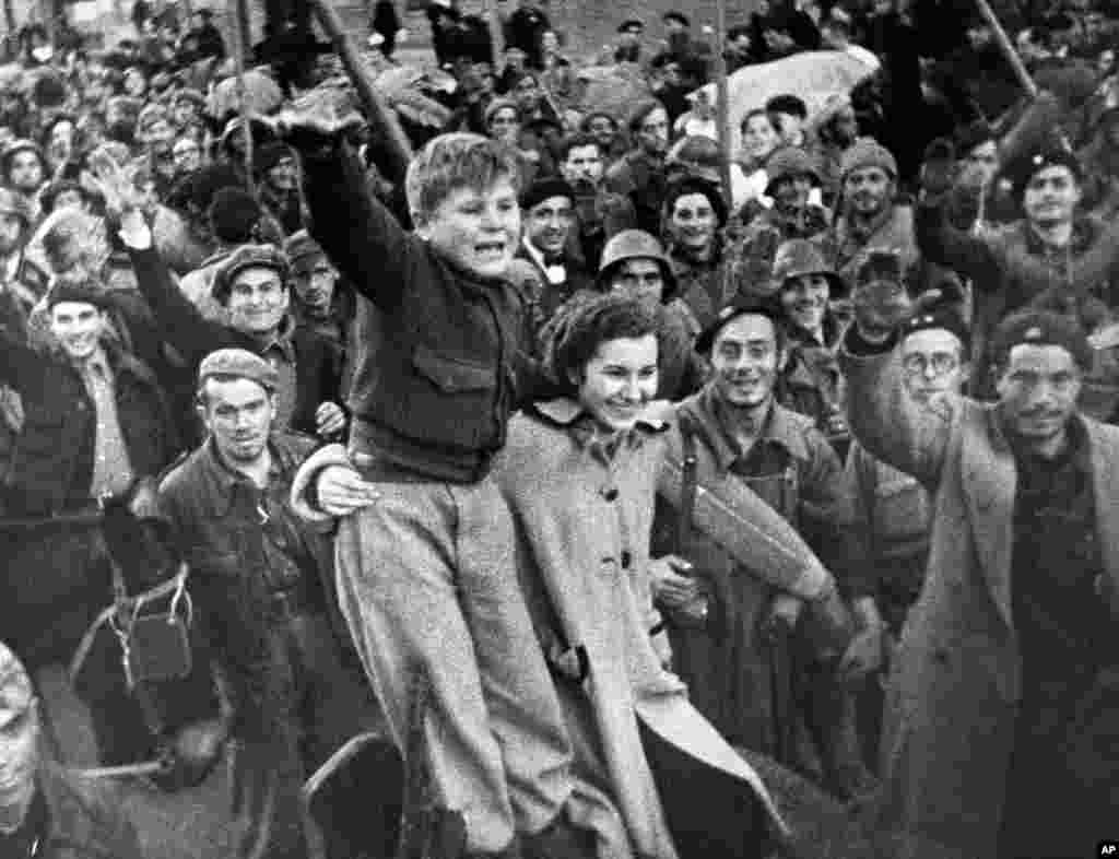امروز در تاریخ: سال ۱۹۳۹ &ndash; خوشحالی مردم اسپانیا از پایان جنگ داخلی&zwnj; این کشور.