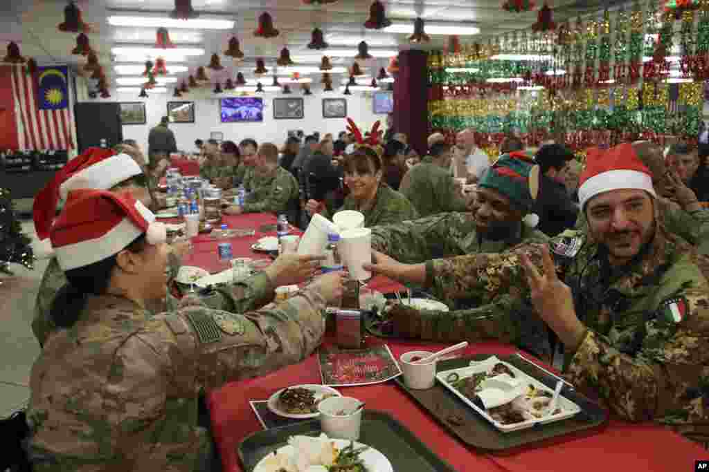 افغانستان کے دارالحکومت کابل میں واقع غیر ملکی افواج کے ہیڈ کوارٹرز میں امریکی فوج کے اہلکار کرسمس عشائیے سے لطف اندوز ہورہے ہیں۔ .