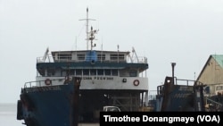 Un bateau est amarré dans le port de Port-Gentil au Gabon, le 17 janvier 2017. (VOA/ Timothee Donangmaye)