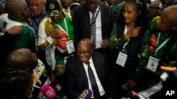 Pendukung Partai MK di Afrika Selatan bersama mantan presiden Jacob Zuma (foto: dok). 