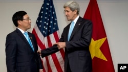 ລມຕ ຕ່າງປະເທດສະຫະລັດ ທ່ານ John Kerry (ຂວາ) ພົບປະກັບທ່ານ Pham Binh Minh ລັດຖະມົນຕີການຕ່າງປະເທດຫວຽດນາມ ໃນລະຫວ່າງ ກອງປະຊຸມອາຊ່ຽນ ທີ່ນະຄອນ Bandar Seri Begawan ປະເທດບຣູນາຍ (2 ກໍລະກົດ 2013)