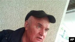 میلادچ سه‌ردانی گۆڕی کچه‌که‌ی ده‌کات