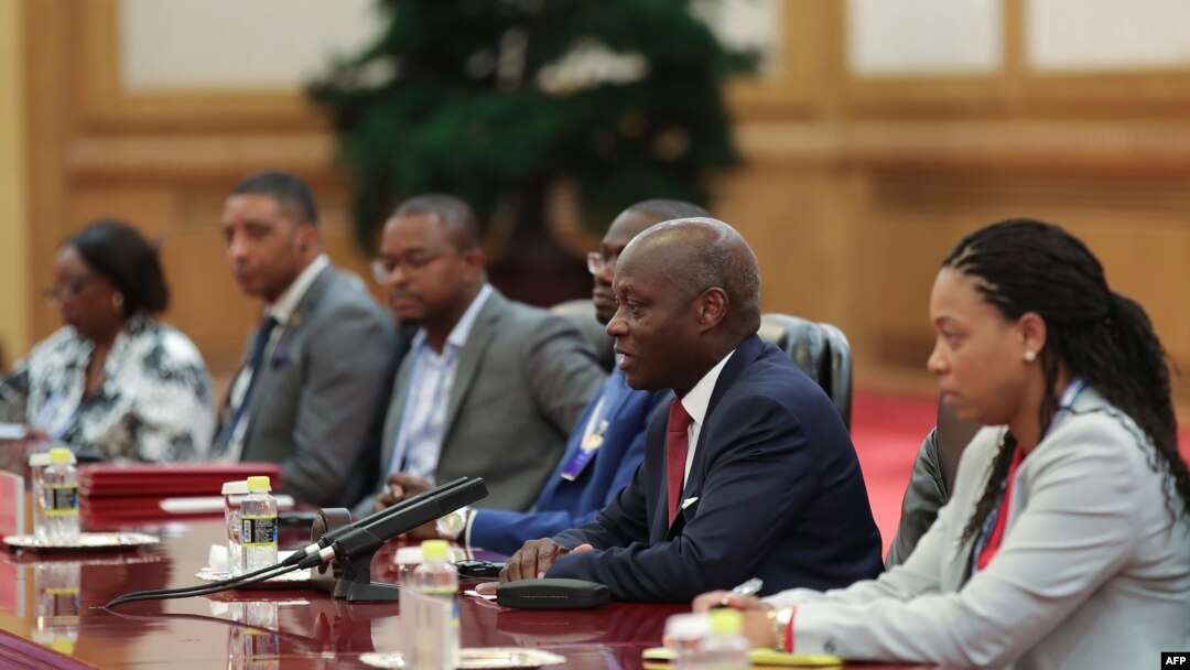 Le président de la Guinée-Bissau, Jose Mario Vaz (2ème R), s'entretient avec le président chinois Xi Jinping au Grand Palais du Peuple à Beijing le 5 septembre 2018, au lendemain de la conclusion du Forum sur la coopération Chine-Afrique.