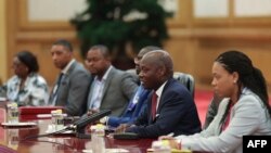 Le président de la Guinée-Bissau, Jose Mario Vaz (2ème R), s'entretient avec le président chinois Xi Jinping au Grand Palais du Peuple à Beijing le 5 septembre 2018, au lendemain de la conclusion du Forum sur la coopération Chine-Afrique.