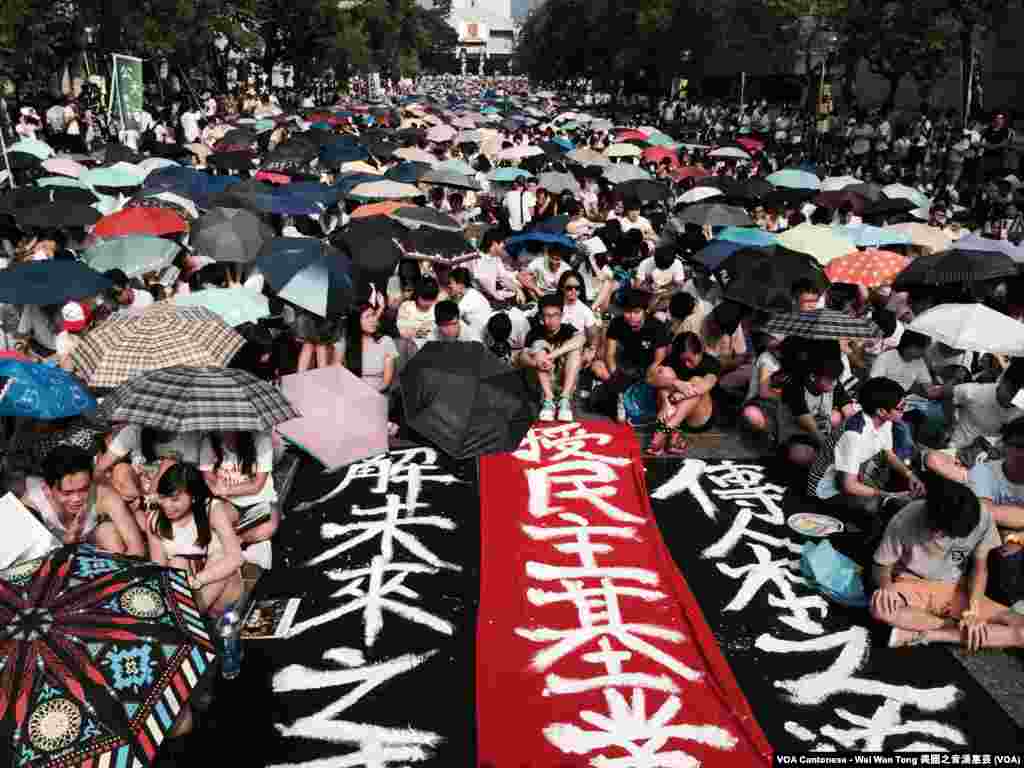 Para mahasiswa mogok kuliah di Hong Kong sebagai protes atas kebijakan Beijing. 