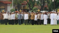 Peserta apel kebhinekaan dan cinta damai di halaman gedung negara Grahadi, Surabaya (15/11). (VOA/Petrus Riski)