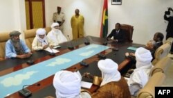 Lead negotiator Burkina Faso President Blaise Compaore (C) meets with Mali delegations Nov 16, 2012 in Ouagadougou