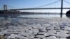 Lapisan es tampak di permukaan sungai Hudson di Palisades Interstate Park, Fort Lee, New Jersey, Selasa 2 Januari 2018. Wilayah AS sedang dilanda udara dingin membeku. 