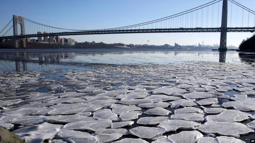 Lapisan es tampak di permukaan sungai Hudson di Palisades Interstate Park, Fort Lee, New Jersey, Selasa 2 Januari 2018. Wilayah AS sedang dilanda udara dingin membeku. 