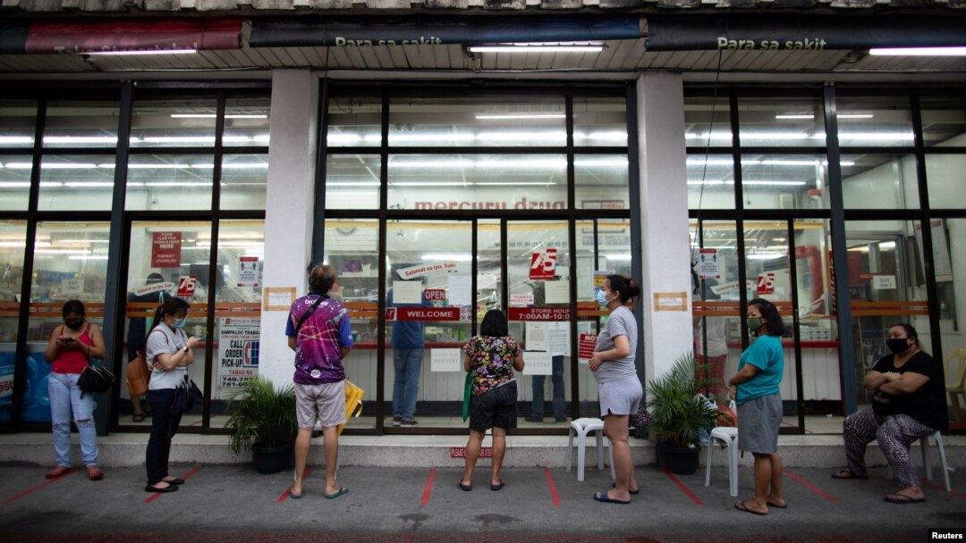 Warga Filipina mengantri di luar apotek, sehari sebelum Ibu Kota Filipina, Manila, kembali memberlakukan restriksi lebih ketat di tengah pandemi Covid-19, 3 Agustus 2020. (REUTERS/Eloisa Lopez)