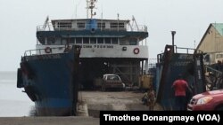 Un bateau est amarré dans le port de Port-Gentil au Gabon, le 17 janvier 2017. (VOA/ Timothee Donangmaye)