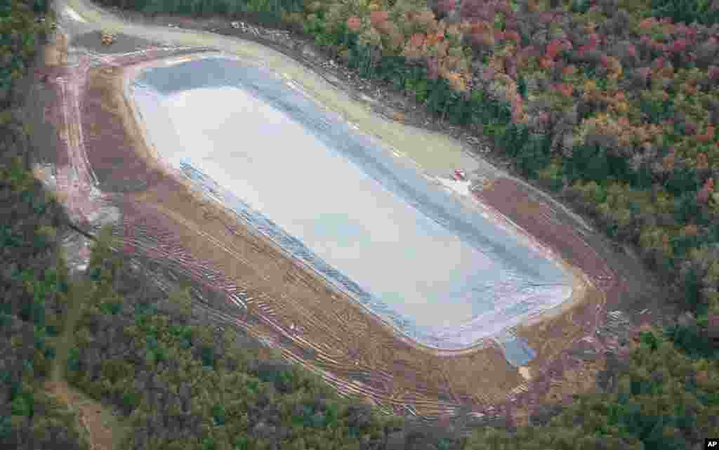 Twenty to forty percent of the fracturing fluid flows back out of the well and is contained in large waste pools excavated near the gas site. (Photo: Marcellus Shale U.S.)