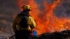 Un bombero frente a las llamas de un incendio forestal en Aguanga, California, el 31 de octubre de 2023.