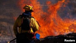 Un bombero frente a las llamas de un incendio forestal en Aguanga, California, el 31 de octubre de 2023.