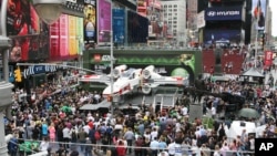 Pameran lego Star Wars X-Wing Starfighter di New York, Mei 2013, yang merupakan lego terbesar yang pernah dirakit dengan 5,3 juta kepingan lego. (Foto: Dok)