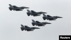 타이완 공군 소속 F-16 전투기들이 편대비행을 하고 있다.