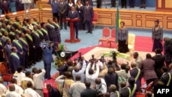 Rose Francine Rogombé, assermentée chef d'État par intérim du Gabon lors d'une cérémonie au Sénat, le 10 juin 2009 à Libreville.