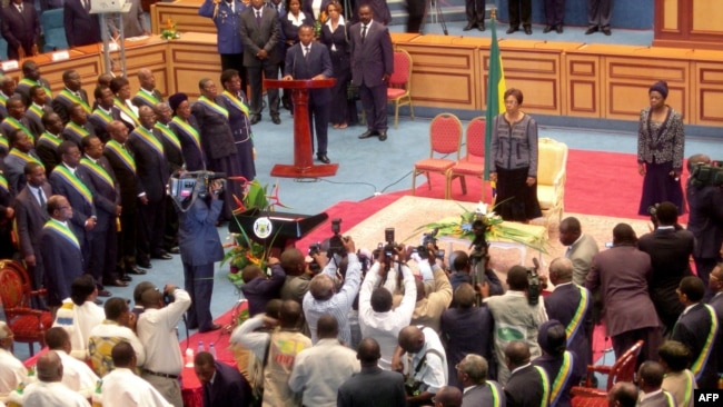 Rose Francine Rogombé, assermentée chef d'État par intérim du Gabon lors d'une cérémonie au Sénat, le 10 juin 2009 à Libreville.