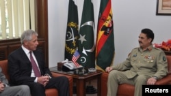 Pakistan's army chief General Raheel Sharif (R) meets with US defense secretary Chuck Hagel at the General Headquarters in Rawalpindi, Pakistan, Dec. 9, 2013.