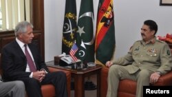 Panglima militer Pakistan Jenderal Raheel Sharif (kanan) menerima kunjungan Menhan AS Chuck Hagel di Rawalpindi, Pakistan (9/12). 