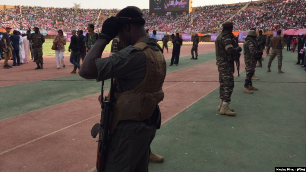De nombreux militaires au stade Seyni Kountche pour le meeting de Mahamadou Issoufou, Niamey, 18 février 2016&nbsp;(VOA/Nicolas Pinault)