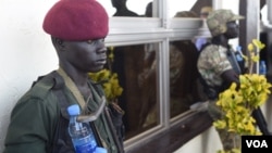 A rebel soldier (L) and a government soldier are seen keeping guard together at Juba International Airport before the return of former rebel leader Riek Machar on April 26, 2016. (J. Patinkin/VOA)