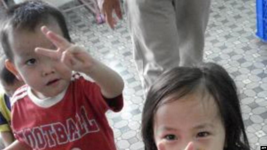 Các em nhỏ tại Việt Nam được các bạn trẻ trong Hope for Tomorrow giúp đỡ