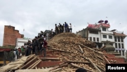 နီပေါငလျင်ဘေးကြောင့် ပျက်စီးနေတဲ့မြင်ကွင်း။ (ဧပြီ ၂၅၊ ၂၀၁၅)