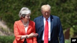 Perdana Menteri Inggris Theresa May dan Presiden Donald Trump sebelum konferensi pers gabungan di Chequers, Buckinghamshire, Inggris, 13 Juli 2018.