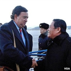 Bill Richardson saat melakukan kunjungan ke Pyongyang, Minggu 19 Desember 2010.