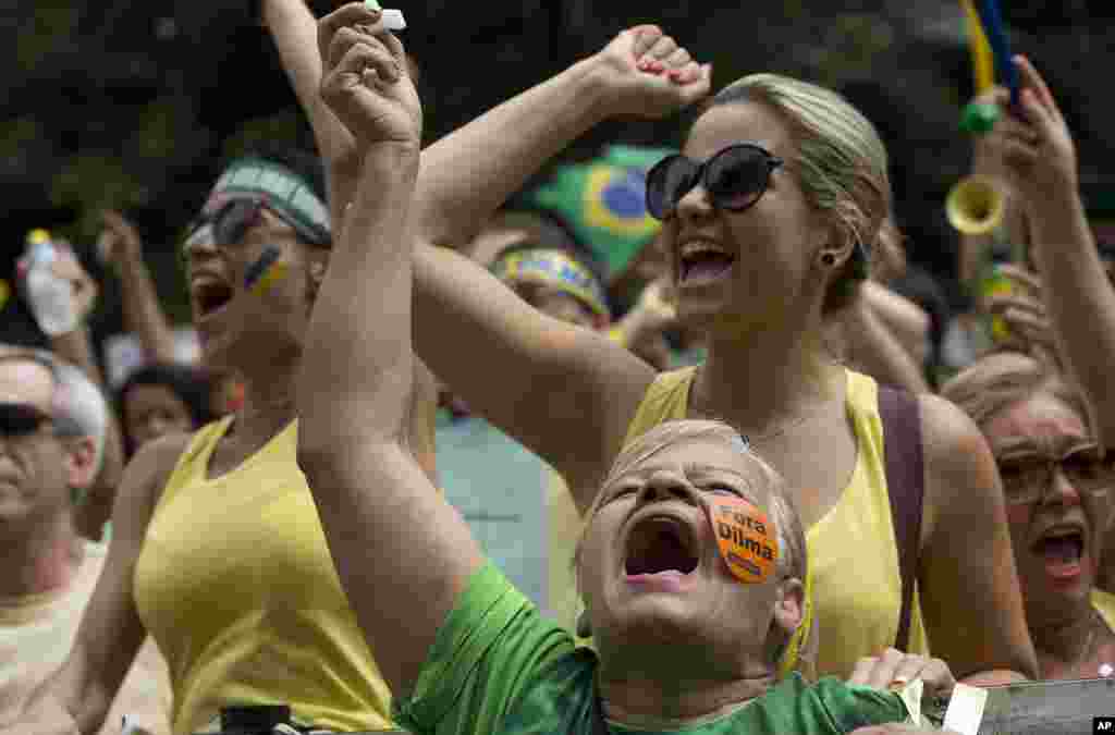 Manifestantes gritando slogans contra o governo e a corrupção