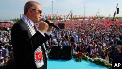 Presiden Turki Recep Tayyip Erdogan berpidato pada acara unjuk rasa solidaritas terhadp warga Palestina di Gaza di Istanbul, hari Jumat (18/5). 