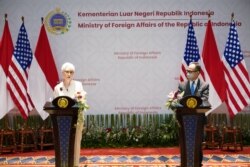 Wakil Menteri Luar Negeri AS Wendy Sherman berbicara dalam konferensi pers bersama Menteri Luar Negeri RI Mahendra Siregar usai pertemuan bilateral di Jakarta, Senin, 31 Mei 2021. (Foto: Okta/Kementerian Luar Negeri RI via Reuters)