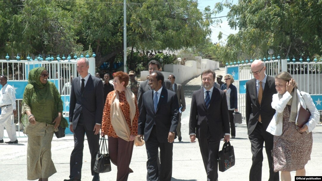 Madaxda Soomaalida iyo safiirada cusub oo albaabka madaxtooyada lugeynaya