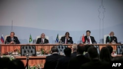 De gauche à droite, les présidents russe Vladimir Poutine, brésilien Michel Temer, sud-africain Cyril Ramaphosa, chinois Xi Jinping, , et le Premier ministre indien Narendra Modi réunis en sommet à Johannesburg, Afrique du Sud, 26 juillet 2018.