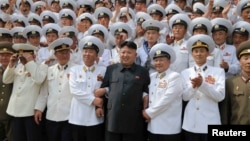 Lãnh tụ Bắc Triều Tiên Kim Jong Un chụp hình với các sĩ quan và thủy thủ của Quân đội nhân dân Triều Tiên tại Bình Nhưỡng. (Ảnh chụp ngày 16/6/2014).
