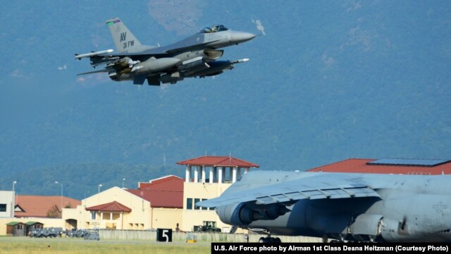 Aviones F-16 de la base de Aviano en Italia han sido llevados a Turquía para participar en los bombardeos contra el Estado islámico en Siria.