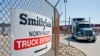 货运大卡车行驶在史密斯菲尔德公司厂区。2013年5月30日
