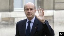 France's Defense Minister Alain Juppe arrives prior to the weekly cabinet meeting at the Elysee Palace in Paris, 17 Nov 2010