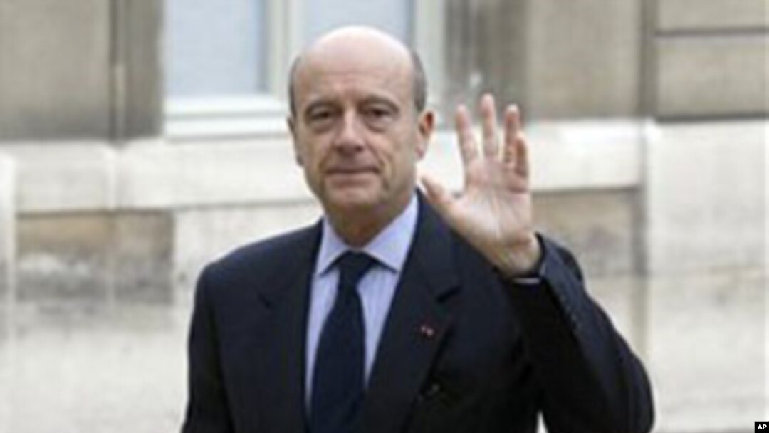 France's Defense Minister Alain Juppe arrives prior to the weekly cabinet meeting at the Elysee Palace in Paris, 17 Nov 2010